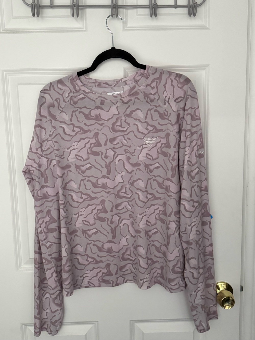 Women’s Long-Sleeve Crewneck Shirt in Light Mauve Camo
